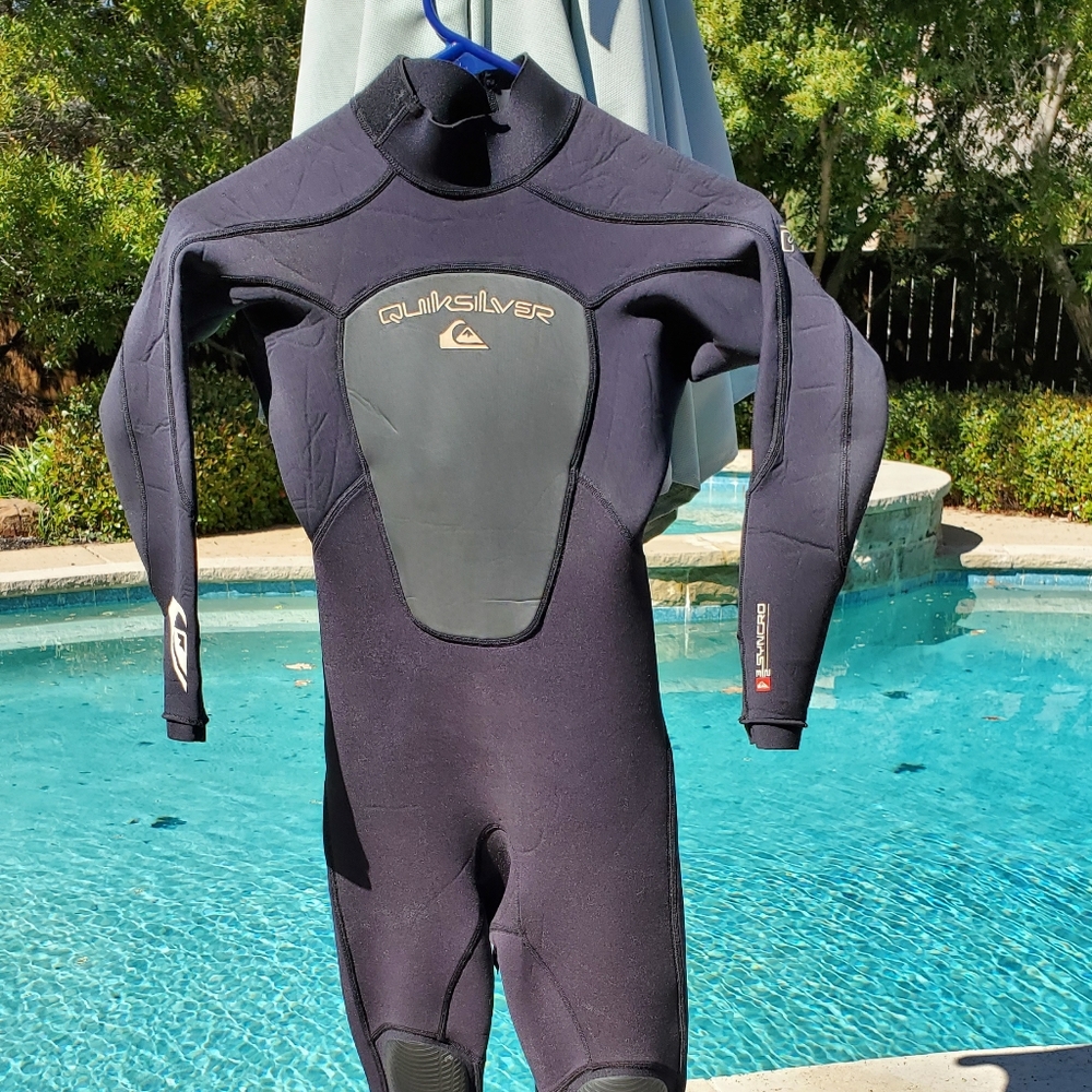 Quicksilver Youth Wetsuit Size 10